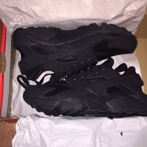 Black Nike Huaraches